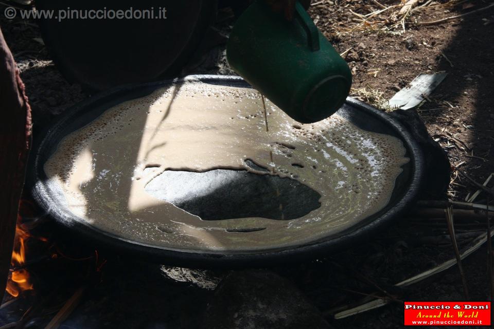 Ethiopia - Preparazione del kotcho pane tradizionale - 02.jpg